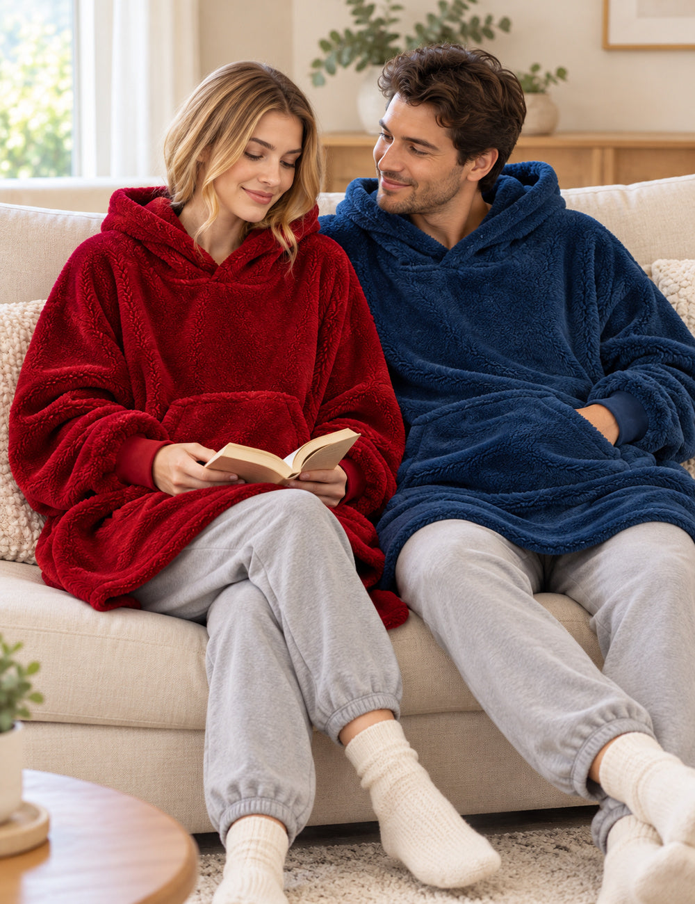 Couple en Kloody Pilou Pilou rouge et bleu sur un canapé pendant une pause lecture