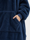 Gros plan sur la matière pelucheuse bleue, la poche et le poignet du Kloody Pilou Pilou