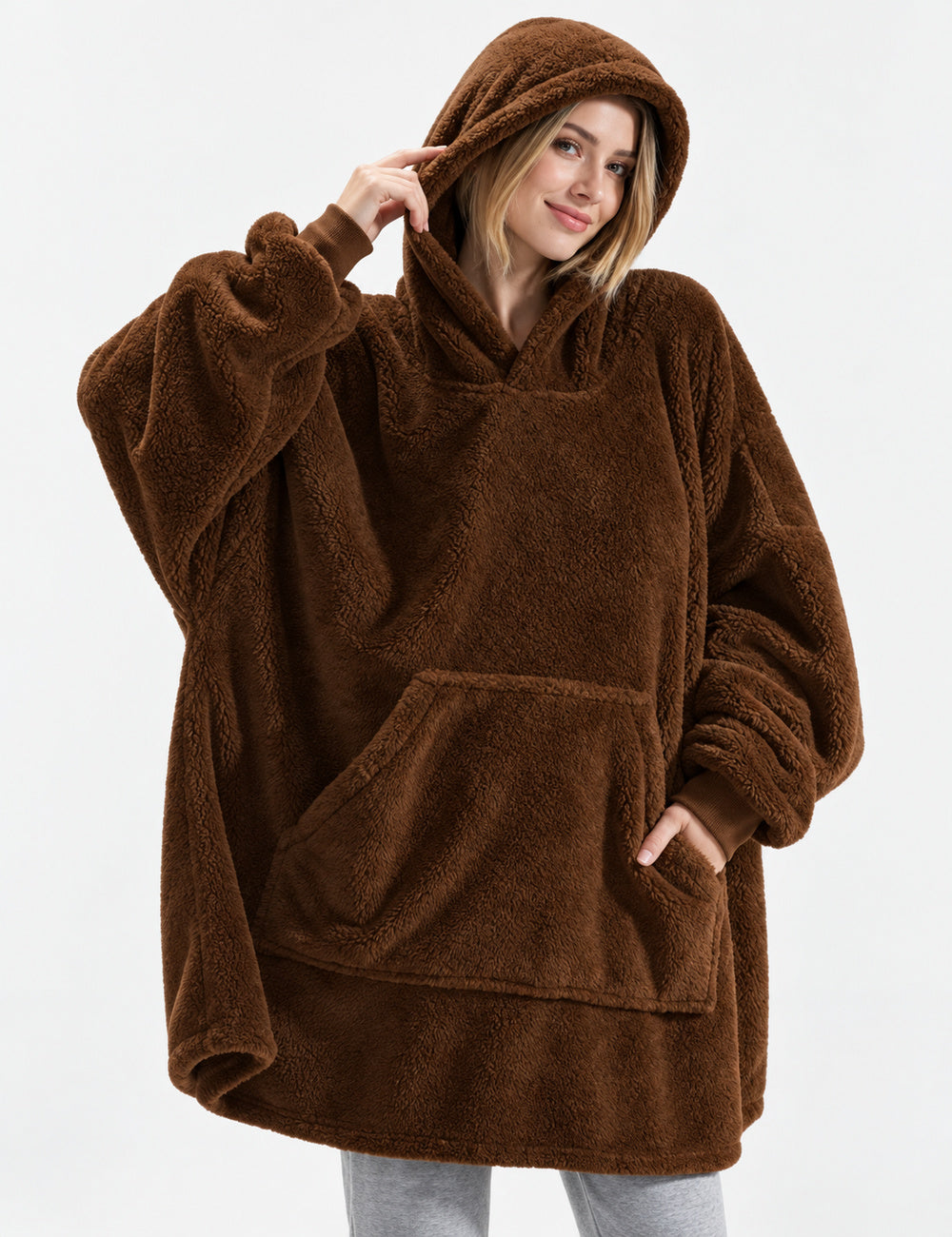 Kloody Pilou Pilou marron porté sur fond uni, avec capuche et poche kangourou