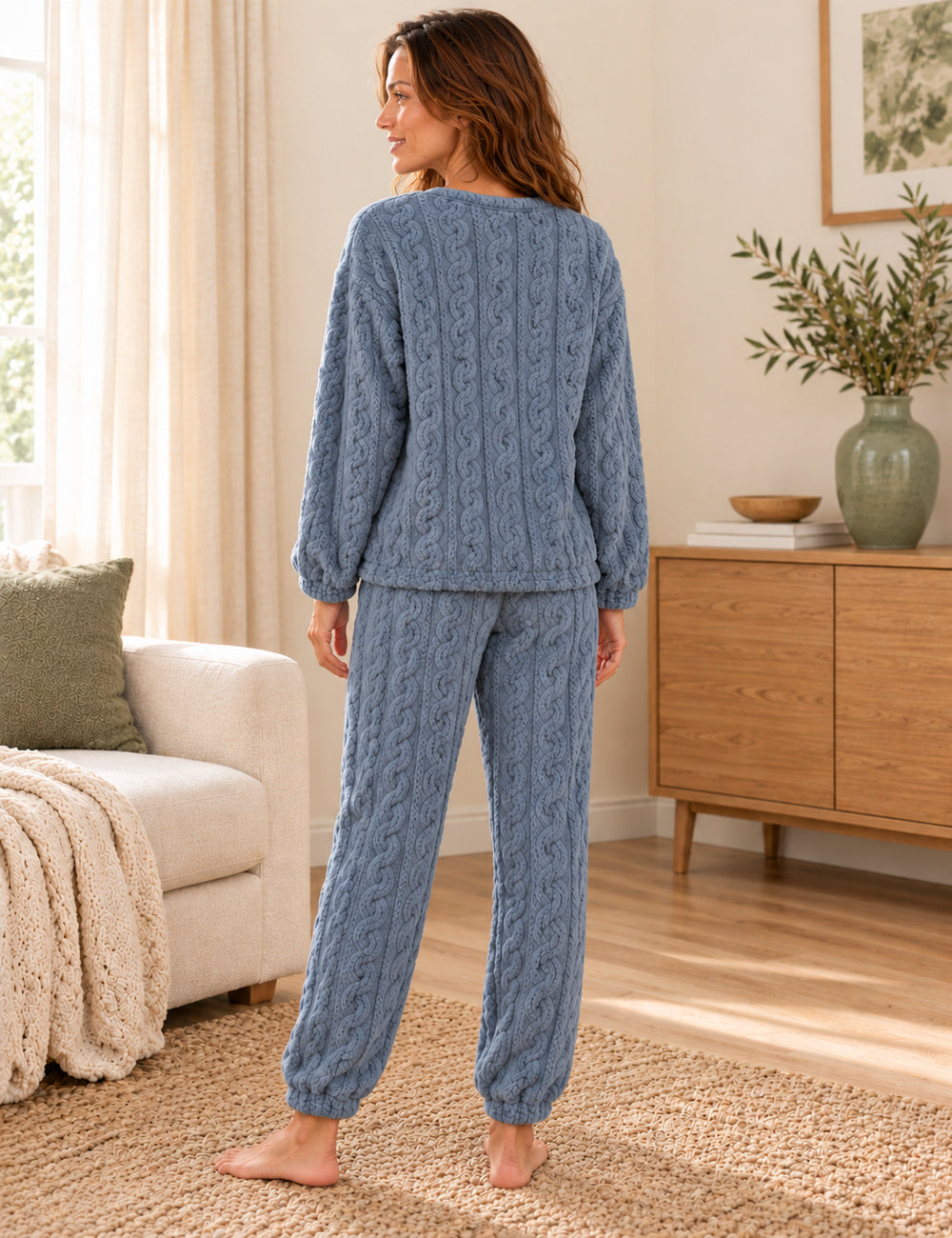 Vue arrière du pyjama polaire Odette bleu ardoise, pose naturelle de profil