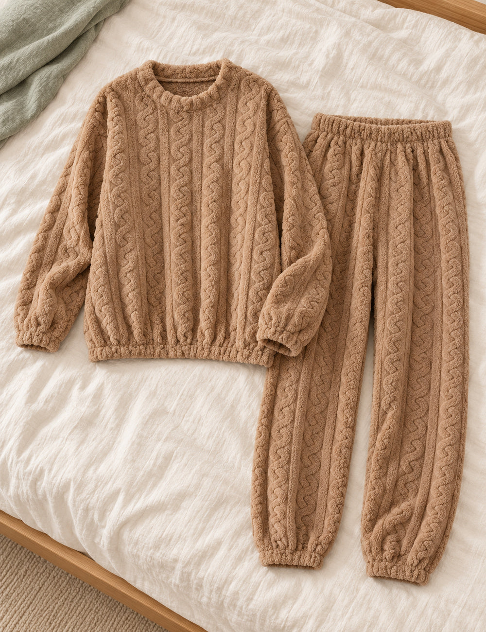 Ensemble pyjama polaire Odette camel présenté à plat, pull et pantalon