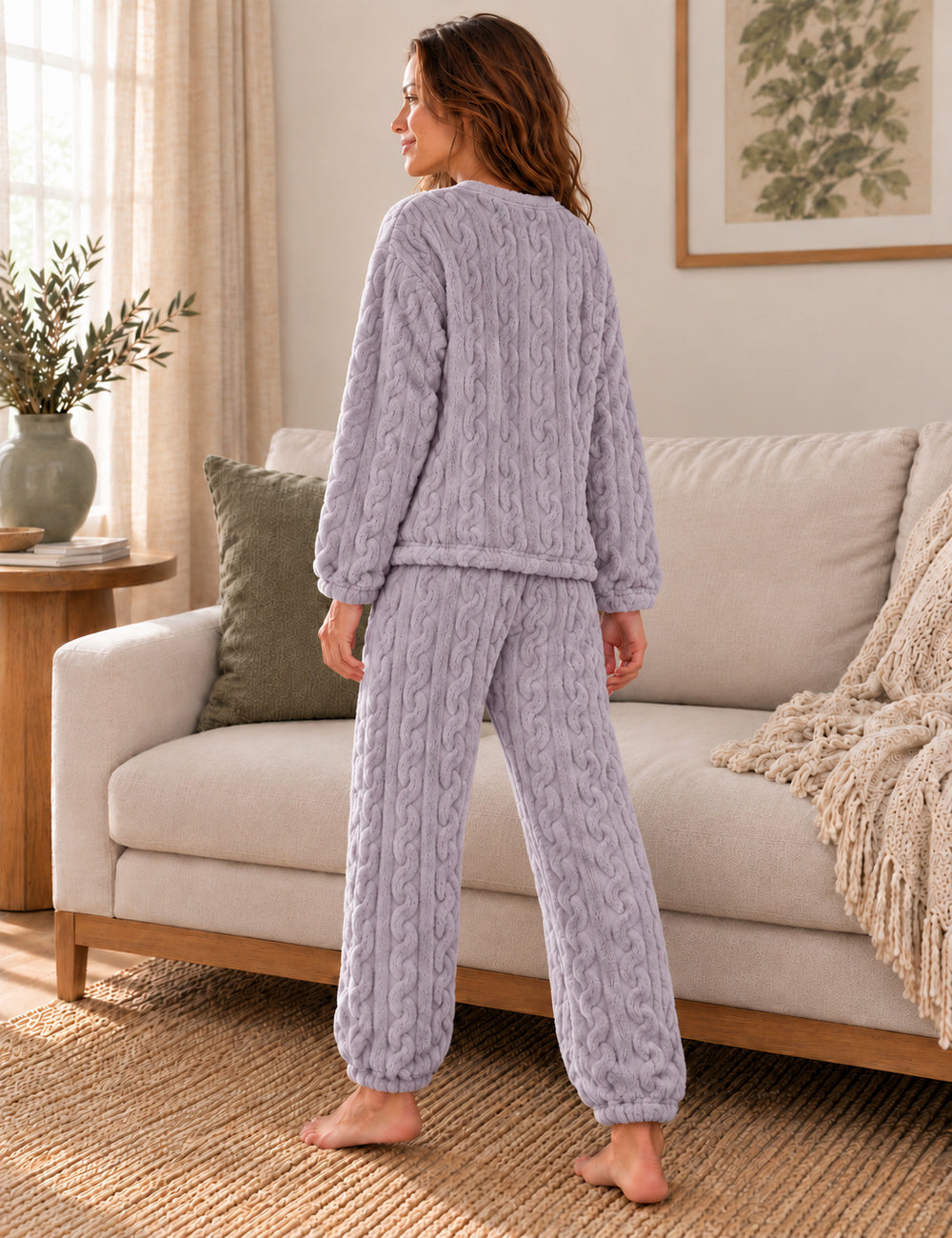 Vue arrière du pyjama polaire femme Odette mauve clair, pose naturelle de profil