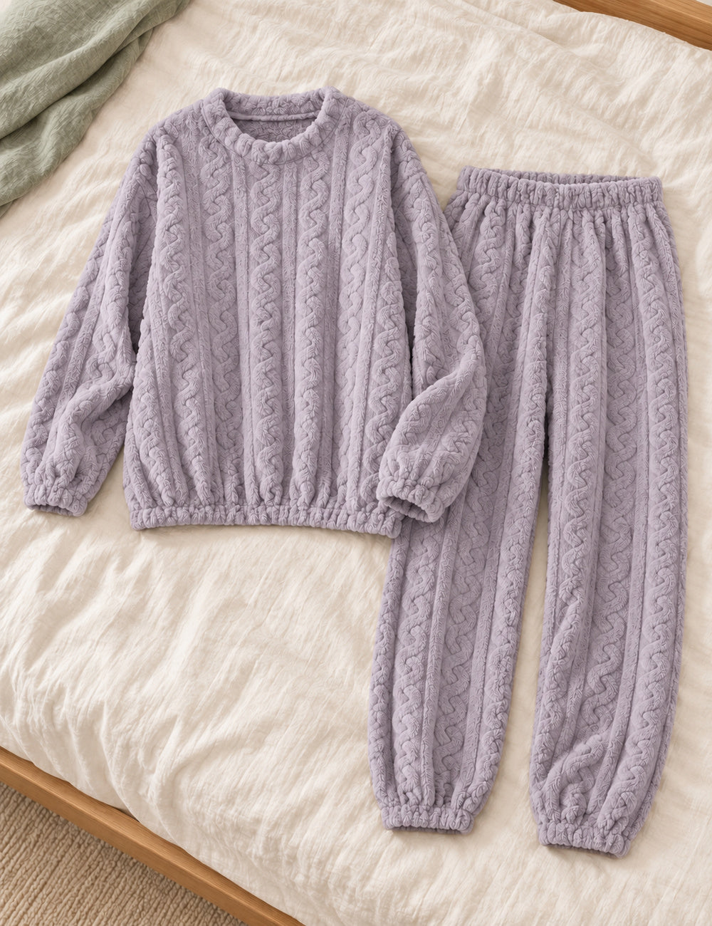 Ensemble pyjama polaire Odette mauve clair présenté à plat, pull et pantalon