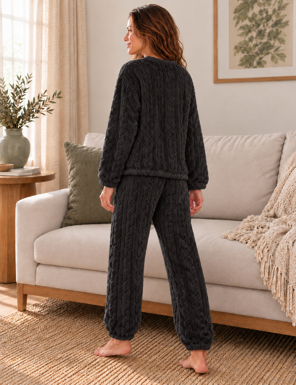 Vue arrière du pyjama polaire femme Odette noir, pose naturelle de profil
