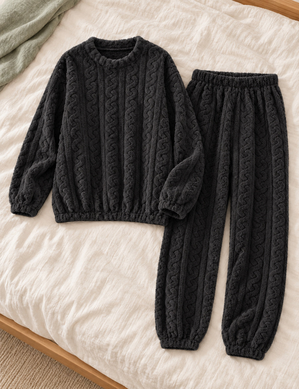 Ensemble pyjama polaire Odette noir présenté à plat, pull et pantalon