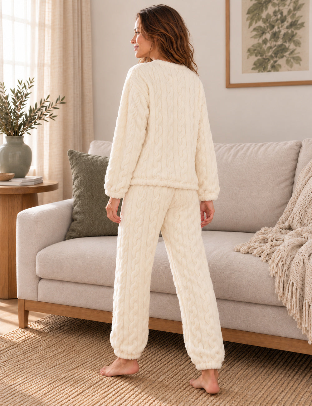 Pyjama polaire Odette écru porté de dos avec une pose naturelle de profil