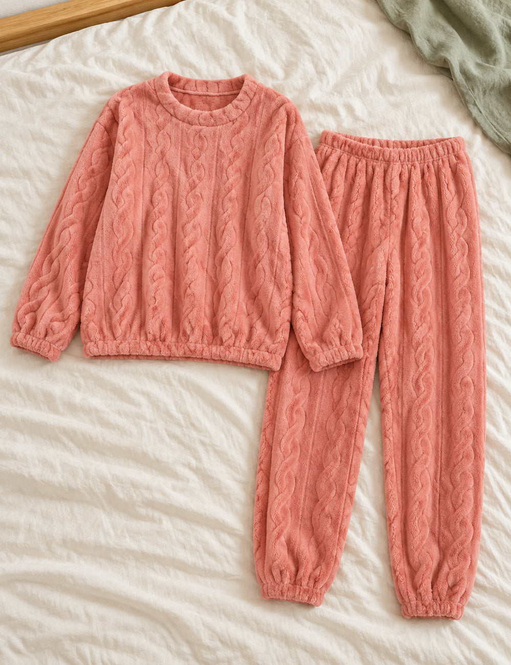 Ensemble pyjama polaire Odette rose saumon présenté à plat, pull et pantalon