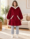 Femme debout portant le pull plaid polaire bordeaux The Kloody
