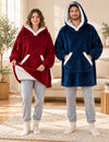 Pull plaid polaire femme et homme bordeaux et bleu marine, doublure sherpa visible et mains dans la poche kangourou