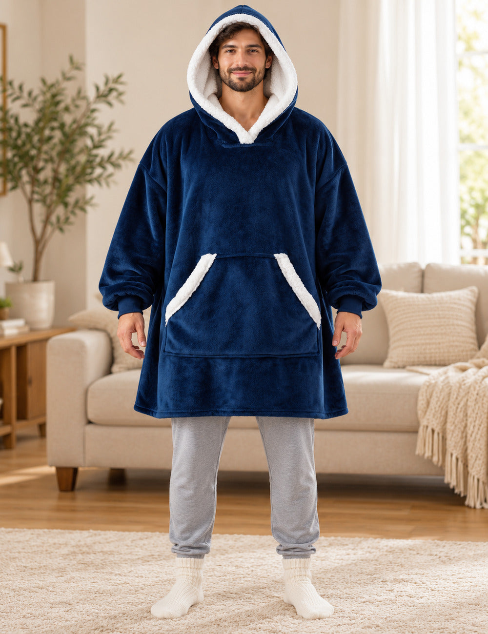 Homme debout portant le pull plaid polaire bleu marine The Kloody