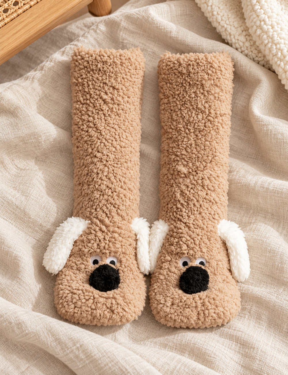 Chausson chaussette antidérapant femme Pilou Pilou camel — paire seule sur du lin