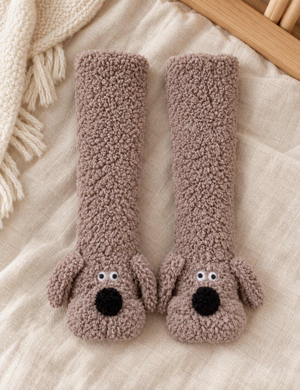 Chausson chaussette femme Pilou Pilou taupe — paire seule sur du lin