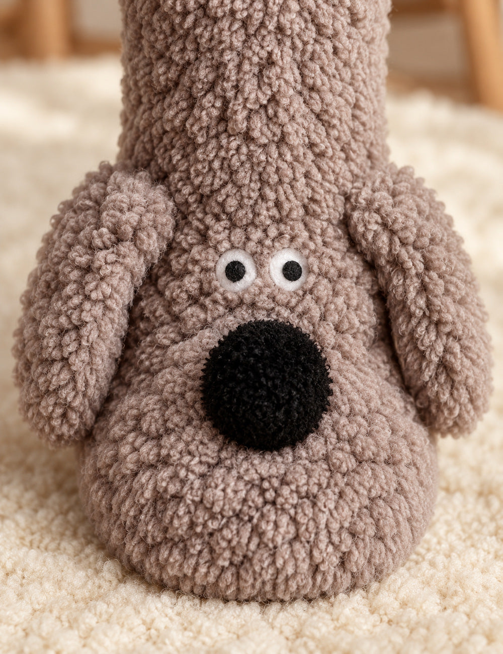 Chausson chaussette femme Pilou Pilou taupe — gros plan de la tête de chien
